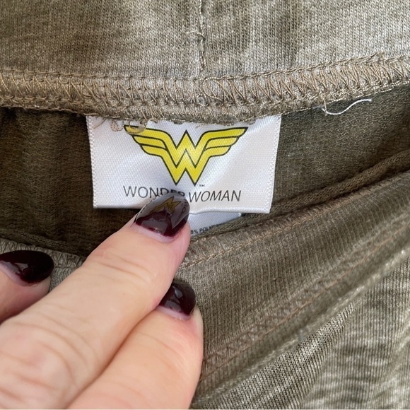 Wonder Woman Cotton/Poly Pajama Set Hoodie and Shorts Grey/Green Burnout Size L - Picture 14 of 16